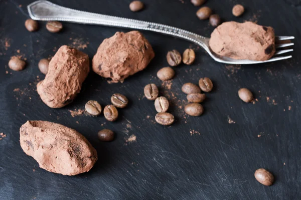 Metal çatal alışılmamış bir şekil içinde çikolata truffles — Stok fotoğraf