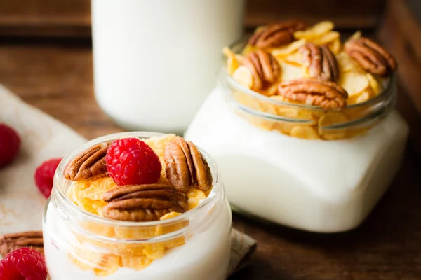 Йогурт на завтрак с орехами, малиной и молоком . — стоковое фото