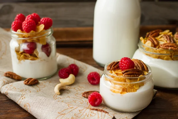 Yogurt a colazione con noci, lamponi e latte . — Foto Stock