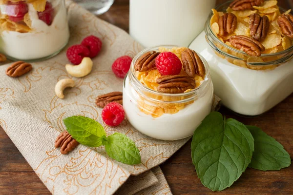 Yogurt a colazione con noci, lamponi e latte . — Foto Stock