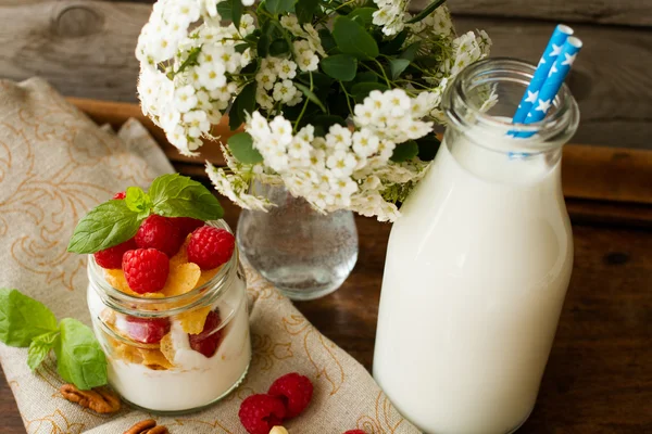 Yogurt a colazione con noci, lamponi e latte . — Foto Stock