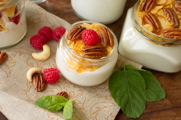 Yogurt a colazione con noci, lamponi e latte . — Foto Stock