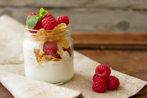 Yogurt a colazione con noci, lamponi e latte . — Foto Stock