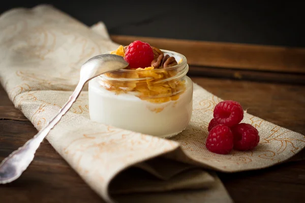 Yogurt a colazione con noci, lamponi e latte . — Foto Stock