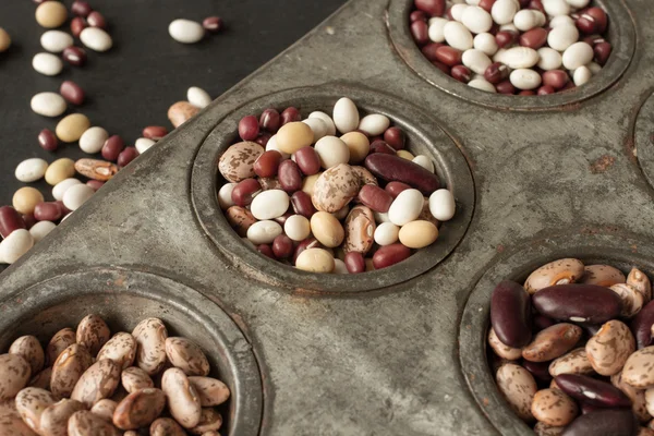 Kacang dan kacang polong dalam cetakan logam untuk dipanggang — Stok Foto