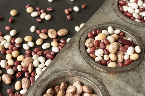 Kacang dan kacang polong dalam cetakan logam untuk dipanggang — Stok Foto