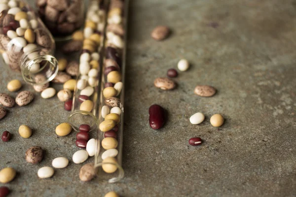 Kacang dan kacang polong dalam labu medis — Stok Foto