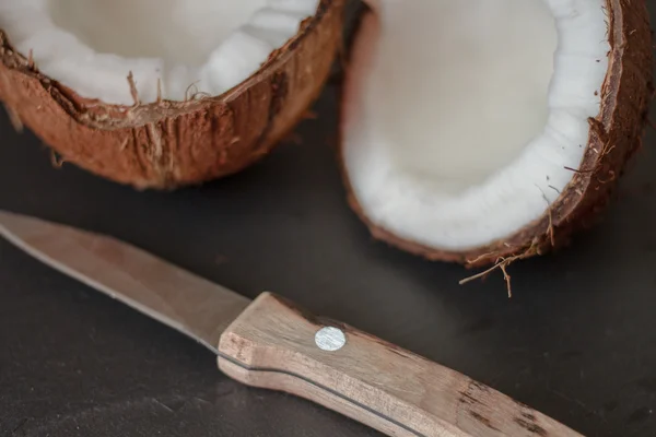 La noix de coco cassée. délicieux fruits pour la nourriture indienne — Photo