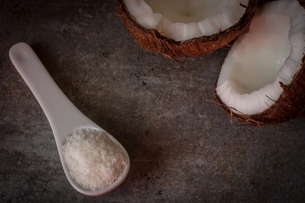 La noix de coco cassée. délicieux fruits pour la nourriture indienne — Photo