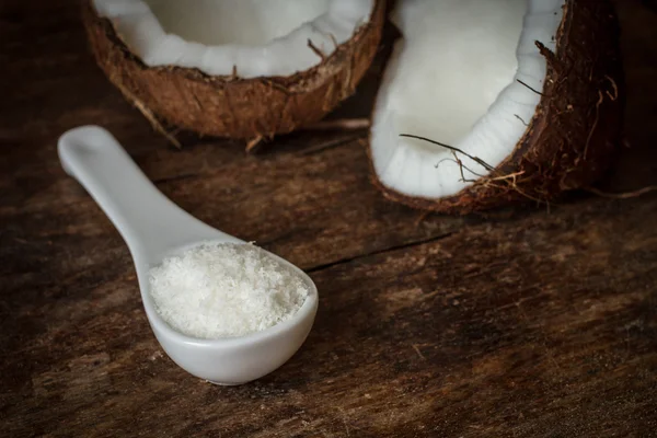 La noix de coco cassée. délicieux fruits pour la nourriture indienne — Photo