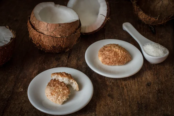 壊れたココナッツ。インド料理のおいしいフルーツ — ストック写真