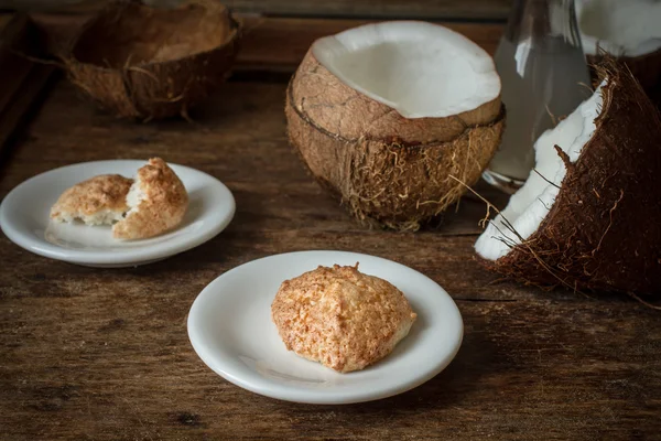 壊れたココナッツ。インド料理のおいしいフルーツ — ストック写真
