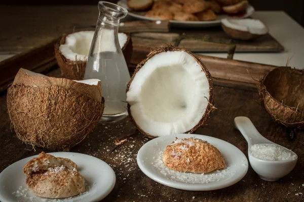 O coco partido. deliciosa fruta para comida indiana — Fotografia de Stock