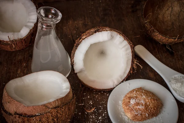 La noix de coco cassée. délicieux fruits pour la nourriture indienne — Photo