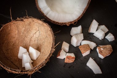 kırık Hindistan cevizi. Hint yemeği için lezzetli meyve