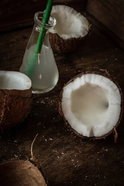 La noix de coco cassée. délicieux fruits pour la nourriture indienne — Photo