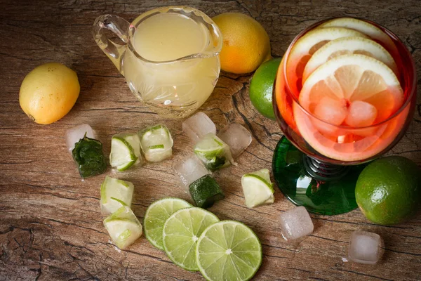 Limon ve kireç ve buzlu nar suyu — Stok fotoğraf