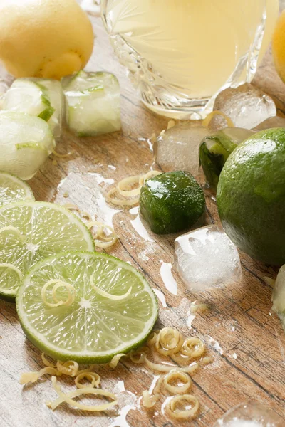 Succo di limone e lime e melograno ghiacciato — Foto Stock