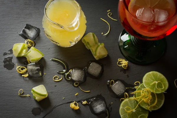 レモンとライムとアイス ザクロのジュース — ストック写真