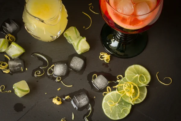 Сок лимона, лайма и граната со льдом — стоковое фото