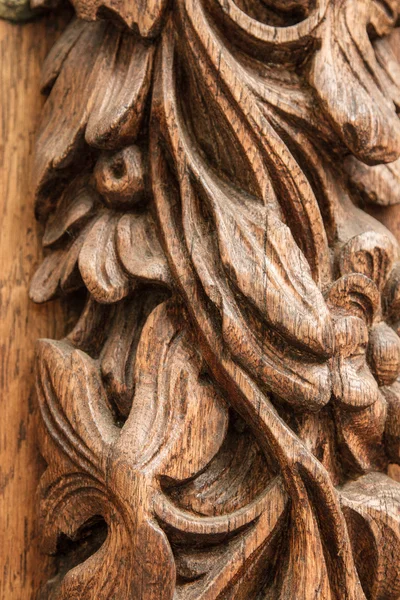 कोरलेली तपकिरी लाकूड. जुन्या मास्टर्सचे मनोरंजक काम — स्टॉक फोटो, इमेज