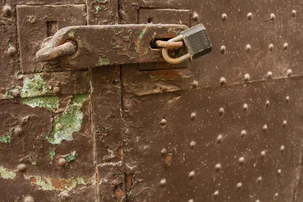 Old wall has peeled off in a green and brown — Stock Photo, Image