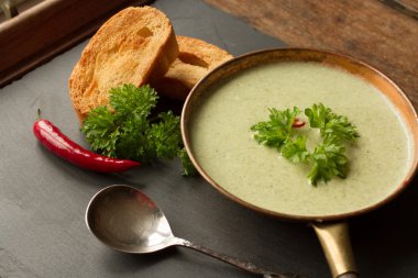 siyah bir zemin üzerine kızarmış ekmek ile brokoli çorbası