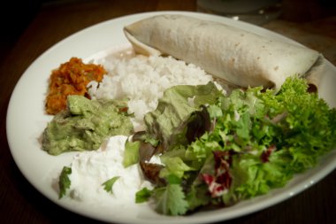 salsa ve marul ile baharatlı Meksikalı börek