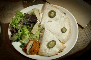 salsa ve marul ile baharatlı Meksikalı börek