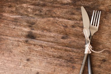 eski çatal ve bıçak ile bir ip bağladılar