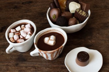 Ahşap bir masa üzerinde beyaz bir kase içinde Belçika çikolatası