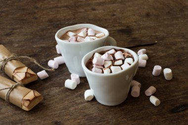 puf böreği ve yaban mersini ile beyaz bir kupa kakao