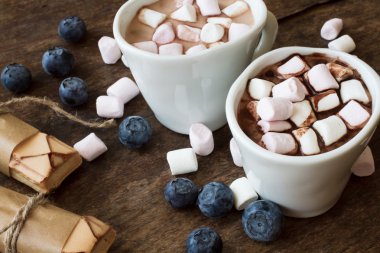 puf böreği ve yaban mersini ile beyaz bir kupa kakao