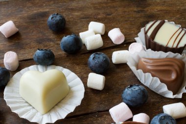 Belçika çikolatası ve hatmi ahşap bir masa üzerinde