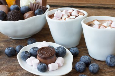 yaban mersini ve Belçika çikolatası ile beyaz kupa