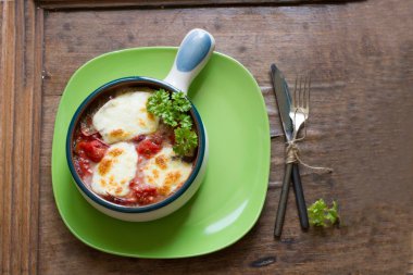 Fırında pişmiş Mozzarella peyniri ile domates sosu