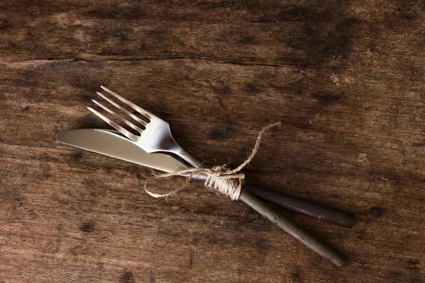 Tenedor viejo y cuchillo atado con una cuerda — Foto de Stock