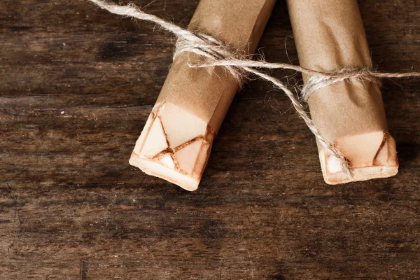 Massa folhada em papel manteiga em uma mesa de madeira — Fotografia de Stock
