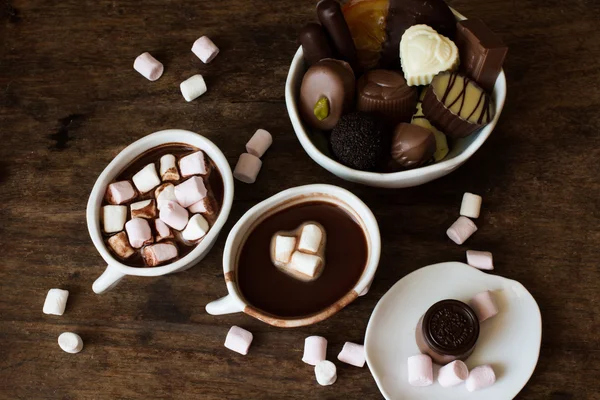 Belgische chocolade in een witte kom op een houten tafel — Stockfoto