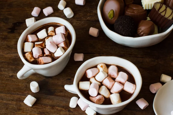 Belgische chocolade in een witte kom op een houten tafel — Stockfoto