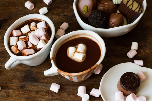 Belgische chocolade in een witte kom op een houten tafel — Stockfoto