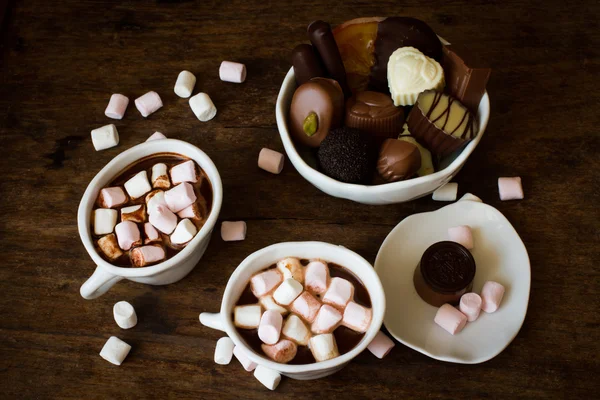 Belgische chocolade in een witte kom op een houten tafel — Stockfoto