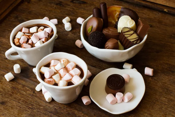 Belgische chocolade in een witte kom op een houten tafel — Stockfoto