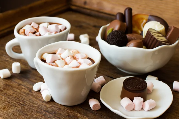 Belgische chocolade in een witte kom op een houten tafel — Stockfoto