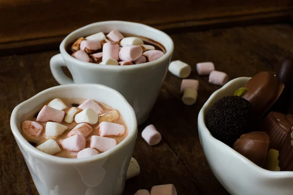 Belgische chocolade in een witte kom op een houten tafel — Stockfoto