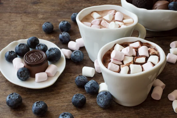 Cacao in een witte Mok met bladerdeeg en bosbessen — Stockfoto