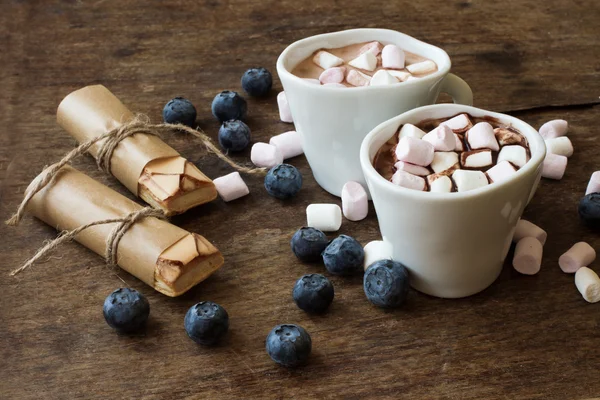 Cacao in een witte Mok met bladerdeeg en bosbessen — Stockfoto