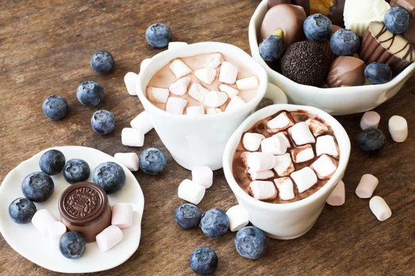 Witte mok met bosbessen en Belgische chocolade — Stockfoto