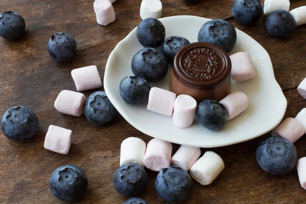 Belgische chocolade en marshmallow op een houten tafel — Stockfoto