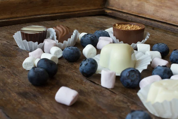 Belçika çikolatası ve hatmi ahşap bir masa üzerinde — Stok fotoğraf